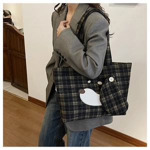 Borsa tote a scacchi con patch a forma di cucciolo abbinata a un look casual con blazer