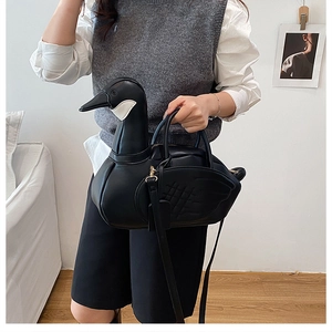 Sac bandoulière cygne noir original avec détails d'ailes matelassées sur un mannequin
