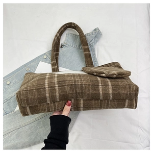 Dettaglio della borsa shopper a quadri marroni con grande capacità e pochette coordinata