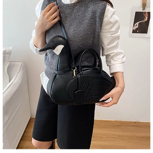 Vue détaillée d'un sac à main créatif en forme de cygne noir avec col 3D et coutures d'ailes