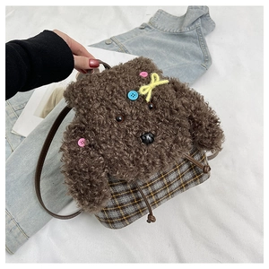 Dettaglio dello zaino a forma di cucciolo con trama scozzese e bottoni colorati decorativi