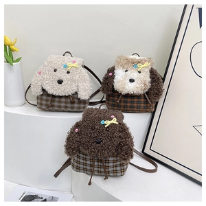 Dettaglio degli zaini in peluche a forma di cane con base a scacchi e spalline in pelle