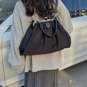 Sac hobo plissé noir polyvalent avec fermoir métallique vintage pour le quotidien