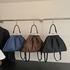 Trois sacs à main vintage en denim, motif léopard et finitions noir classique