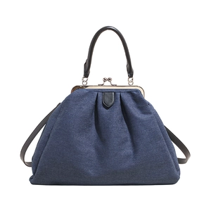 Sac docteur en denim rétro avec fermoir métal et poignée en cuir noir sur fond blanc