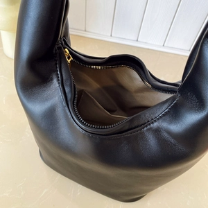 Borsa a spalla minimalista in pelle nera con finitura liscia e chiusura lampo dorata