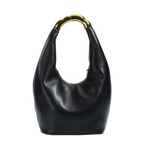 Borsa a mano minimalista in pelle nera con un elegante manico curvo in metallo dorato