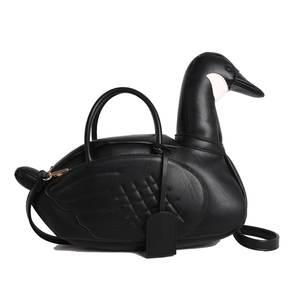 Sac à main original en forme de canard noir avec texture plumes et bandoulière