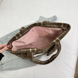Borsa tote a quadretti marroni con fodera interna rosa e tasca interna su denim
