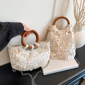 Elegante weiße Pailletten-Tasche mit Holzring-Griffen und silbernen Ketten-Schultergurten