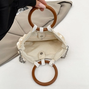 Elegante cremeweiße Pailletten-Schalentasche mit braunen Griffen und Goldkette