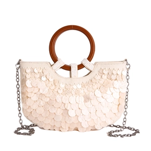 Elegante Muschel-Tasche mit irisierenden Pailletten, rundem Griff und Silberkette