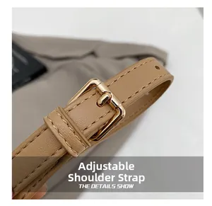 Gros plan sur la bandoulière réglable en similicuir avec boucle dorée et coutures fines