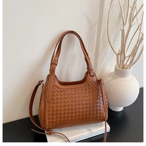 Vue détaillée du sac à main marron tressé avec bandoulière réglable et poignée chic