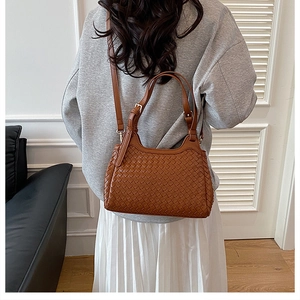 Détail du sac bandoulière en cuir marron tressé main avec motif Intrecciato sophistiqué