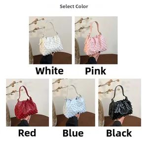Selezione di borse a tracolla plissettate con perline in bianco, rosa, rosso, blu e nero