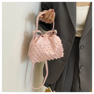 Dettaglio della borsa nuvola rosa con perle, chiusura a coulisse e tracolla