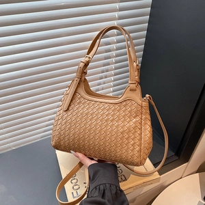 Sac hobo tissé à la main kaki de forme demi-lune avec bandoulière réglable élégante
