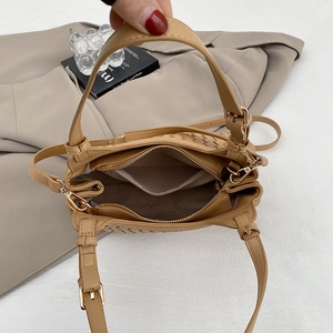 Sac à bandoulière tressé kaki avec détails dorés et compartiment intérieur spacieux