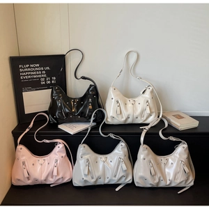 Sacs à bandoulière tendance en cuir brillant en cinq couleurs avec rivets argentés