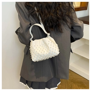 Dettaglio borsa a nuvola con perle bianche, pelle testurizzata e stile a tracolla chic