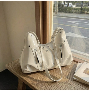 Détails du sac à bandoulière blanc crème plissé avec fermetures éclair argentées