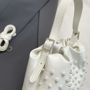 Borsa a secchiello bianca a pieghe con perle e tracolla regolabile con fibbia argento