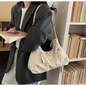 Détails du sac Hobo blanc crème avec des rivets argentés et fermetures éclair décoratives