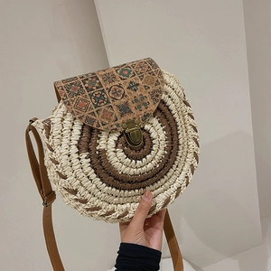 Borsa a tracolla rotonda in paglia intrecciata con stampa boho vintage e chiusura