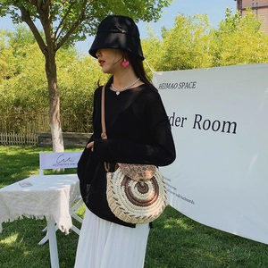 Borsa rotonda in paglia stile bohémien con trama geometrica e patta vintage