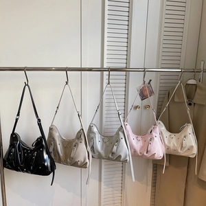 Sac hobo croissant style Y2K punk avec rivets métalliques et multiples poches zippées