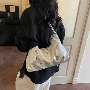 Sac hobo blanc crème rétro avec rivets argentés et détails sur cuir brillant