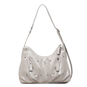 Sac fourre-tout style motard en similicuir beige avec rivets et bandoulière