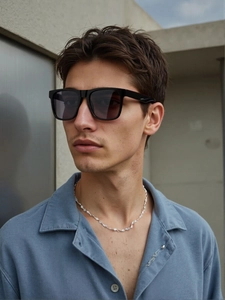 Gros plan de lunettes de soleil de sport polarisées pour hommes avec monture noire sur un modèle