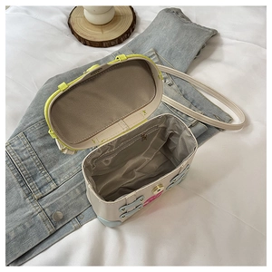Inside view of box-shaped handbag with herringbone lining, zipper pocket and magnetic buckle