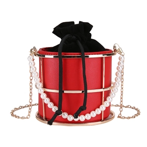 Borsa a secchiello in velluto rosso con telaio dorato, manico di perle e catena