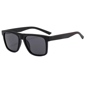 Lunettes de soleil de sport carrées noires pour hommes avec détail de rayure rouge mat