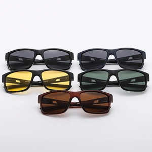 Vue détaillée de cinq lunettes de soleil de sport polarisées en diverses couleurs mates