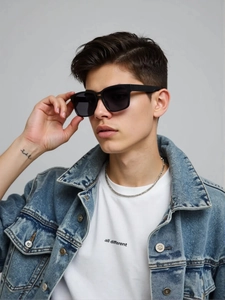 Detailaufnahme einer schwarzen Polarisationsbrille für Herren mit blauer Jeansjacke