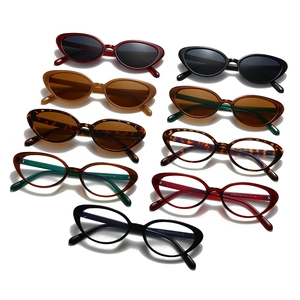 Collezione di occhiali da sole retrò cat-eye in vari colori su sfondo bianco pulito