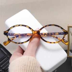 Retro tortoiseshell oval frames with blue light blocking lenses for women's fashion