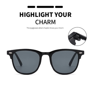 Détails de lunettes de soleil Wayfarer noires avec rivets argentés et charnières en métal