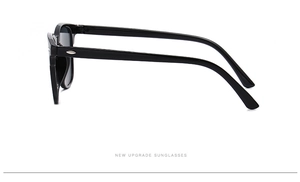 Vue détaillée des branches larges de lunettes de soleil noires avec accents en métal