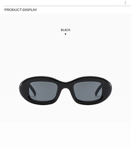 Vue détaillée des lunettes de soleil ovales rétro noires avec monture épaisse et verres gris