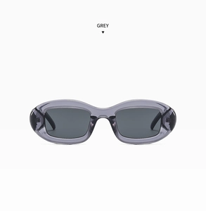 Détail des lunettes de soleil ovales étroites en résine grise avec verres foncés