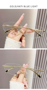 Détail de lunettes de soleil Y2K ovales sans monture dorées avec filtre bleu métal