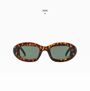 Détail de lunettes de soleil ovales rétro en écaille demi avec verres foncés et brillants