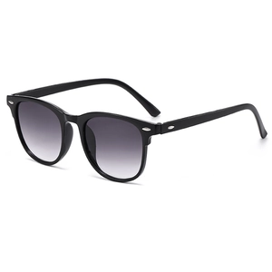 Lunettes de soleil noires classiques avec verres dégradés gris et rivets argent
