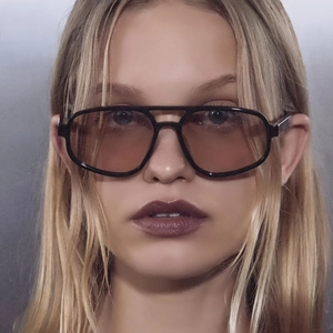 Lunettes de soleil aviateur élégantes avec monture noire et verres dégradés marron