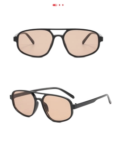 Vue détaillée des lunettes de soleil aviateur avec double pont et verres teintés